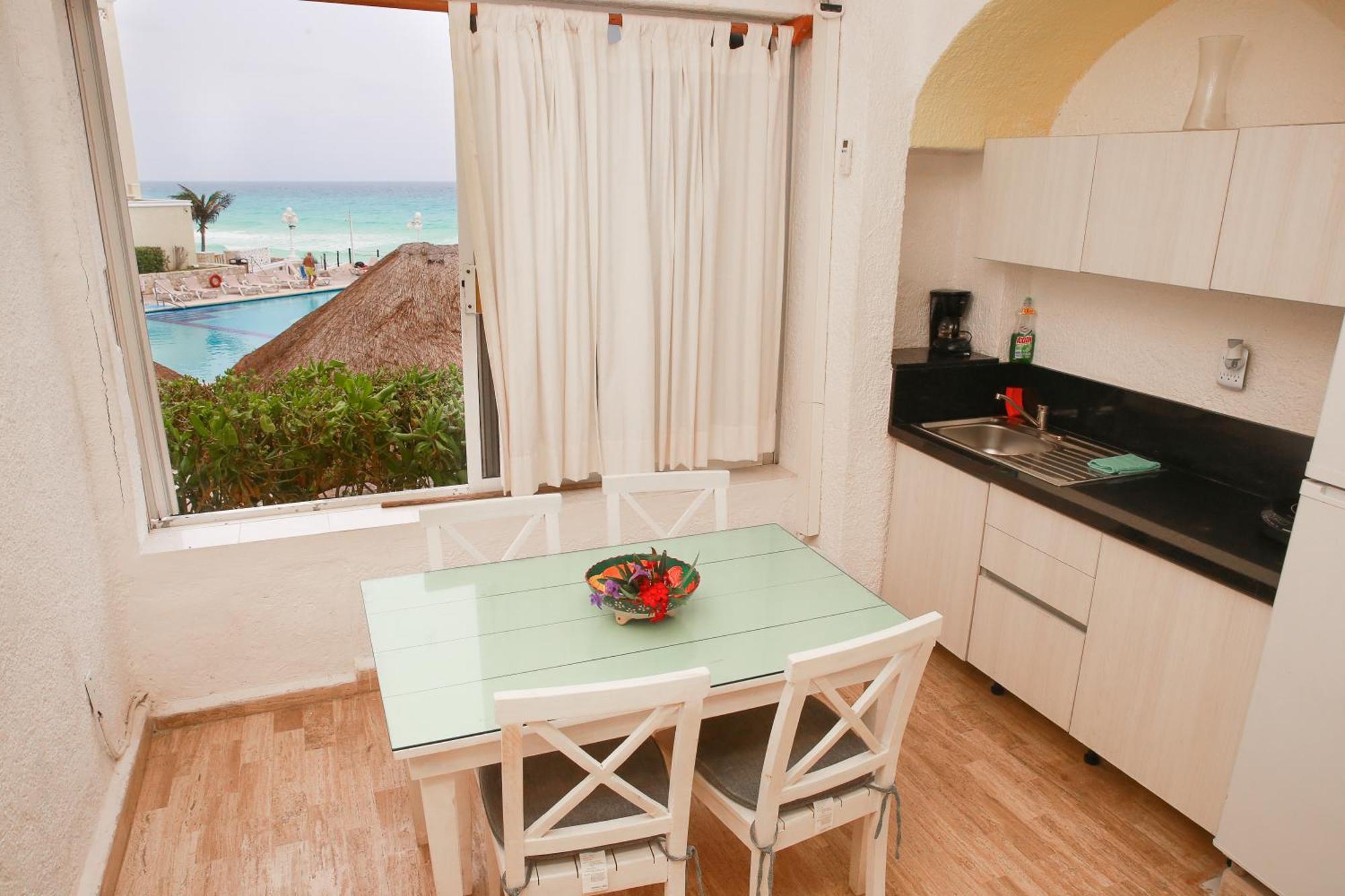 Cancun Beach Aparthotel Brisas Bagian luar foto